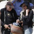 Exclusif - Neil Young et sa compagne Daryl Hannah sont accueillis par deux membres du personnel du centre médical UCLA à Westwood en Californie le 31 mars 2016.