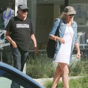 Exclusif - Neil Young et sa compagne Daryl Hannah font du shopping à Malibu, le 5 août 2015.