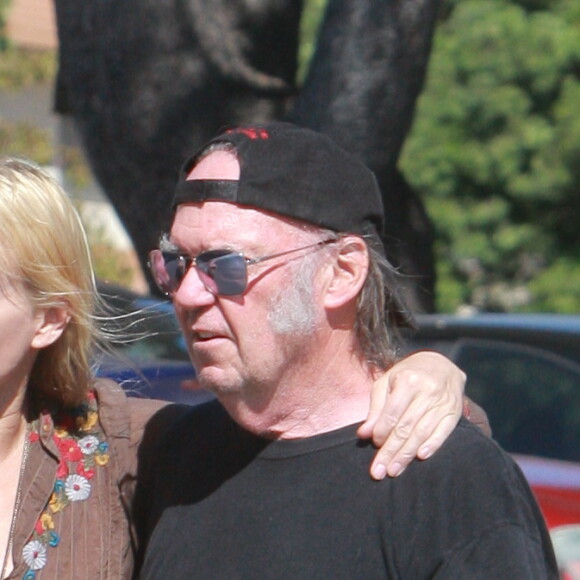 Exclusif - Daryl Hannah et Neil Young se promènent le 9 septembre 2014 à Westlake.