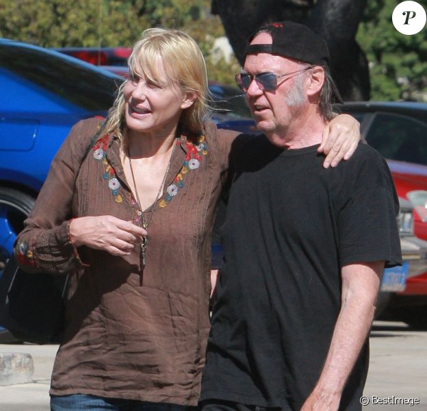Exclusif - Daryl Hannah et Neil Young se promènent le 9 septembre 2014 à Westlake. 