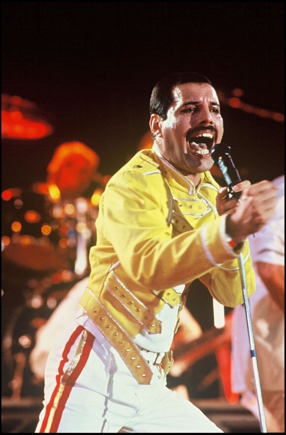 Freddie Mercury et Queen en concert à Wembley en 1986.