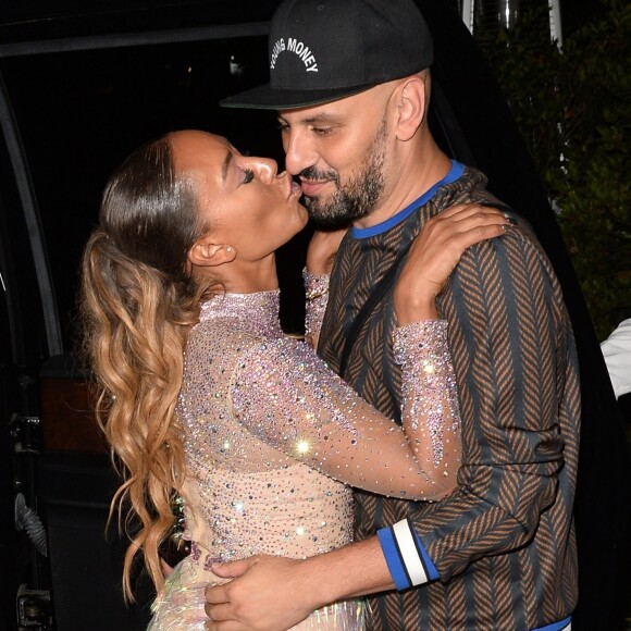 Melanie Brown alias Mel B et son meilleur ami, le coiffeur Gary Madatyan échangent un baiser alors qu'ils quittent la soirée organisée par S. Cowell au restaurant AGO à Hollywood, le 22 aout 2018.