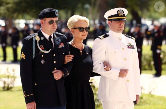 Cindy McCain, veuve de John McCain, escortée par ses fils Jimmy McCain et Jack McCain - Hommage au sénateur américain John McCain au Arizona State Capitol à Phoenix, le 29 août 2018.