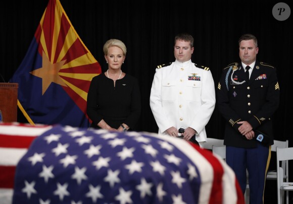 Cindy McCain et ses fils Jack et Jimmy - Hommage au sénateur américain John McCain au Arizona State Capitol à Phoenix, le 29 août 2018.
