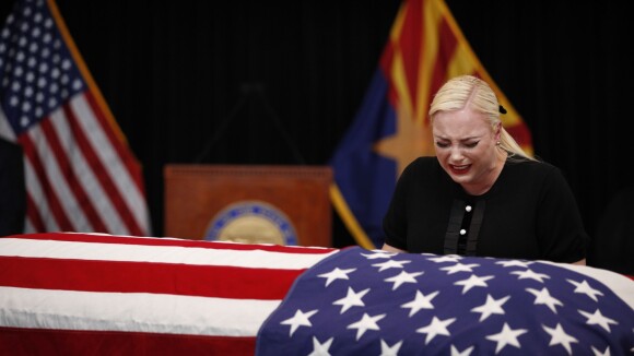 John McCain : Sa fille Meghan s'effondre au premier jour des funérailles