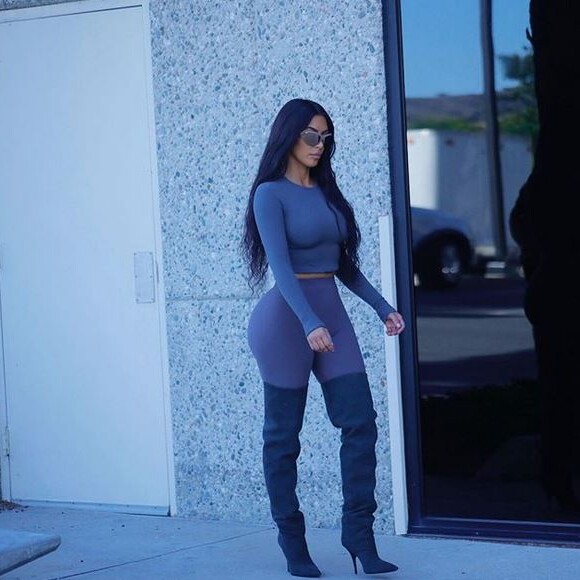 Kim Kardashian habillée en YEEZY. Juin 2018.