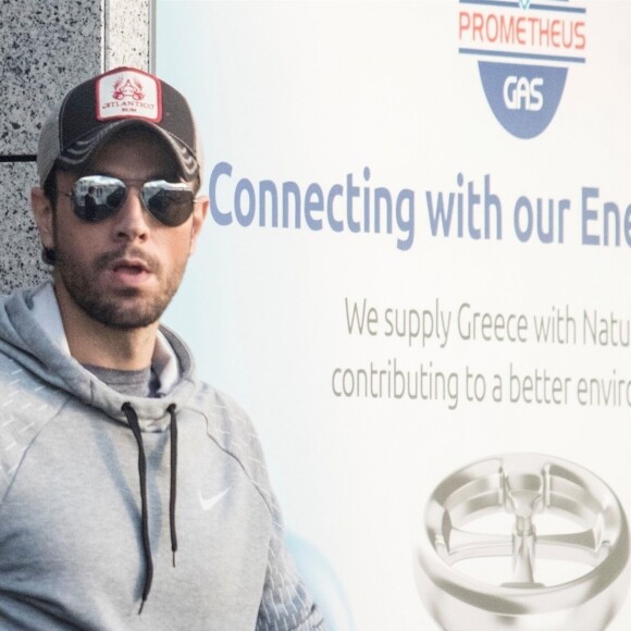 Enrique Iglesias arrive à l'aéroport de Athènes en Grèce, le 10 mai 2018