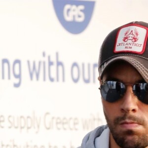 Enrique Iglesias arrive à l'aéroport de Athènes en Grèce, le 10 mai 2018