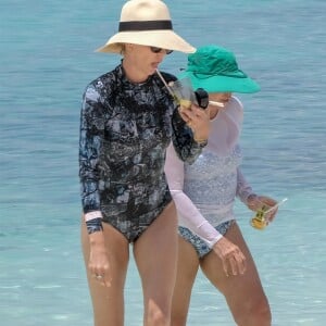 Exclusif - Charlize Theron et sa famille continuent leurs vacances à l'Atlantis Resort à Paradise Island, aux Bahamas. Charlize, sa mère Gerda et ses deux enfants, Jackson et August, ont fait une promenade sur la pittoresque Lazy River avant de plonger dans les eaux tropicales le 18 août 2018.