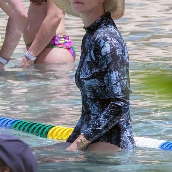 Exclusif - Charlize Theron et sa famille continuent leurs vacances à l'Atlantis Resort à Paradise Island, aux Bahamas. Charlize, sa mère Gerda et ses deux enfants, Jackson et August, ont fait une promenade sur la pittoresque Lazy River avant de plonger dans les eaux tropicales le 18 août 2018.