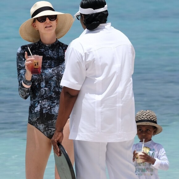 Exclusif - Charlize Theron et sa famille continuent leurs vacances à l'Atlantis Resort à Paradise Island, aux Bahamas. Charlize, sa mère Gerda et ses deux enfants, Jackson et August, ont fait une promenade sur la pittoresque Lazy River avant de plonger dans les eaux tropicales le 18 août 2018.