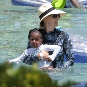 Exclusif - Charlize Theron et sa famille continuent leurs vacances à l'Atlantis Resort à Paradise Island, aux Bahamas. Charlize, sa mère Gerda et ses deux enfants, Jackson et August, ont fait une promenade sur la pittoresque Lazy River avant de plonger dans les eaux tropicales le 18 août 2018.