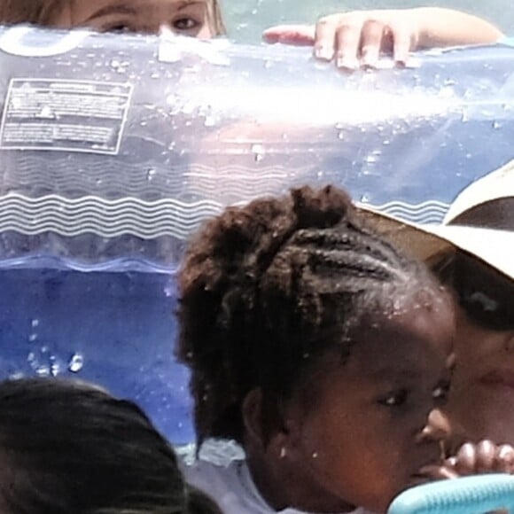 Exclusif - Charlize Theron et sa famille continuent leurs vacances à l'Atlantis Resort à Paradise Island, aux Bahamas. Charlize, sa mère Gerda et ses deux enfants, Jackson et August, ont fait une promenade sur la pittoresque Lazy River avant de plonger dans les eaux tropicales le 18 août 2018.