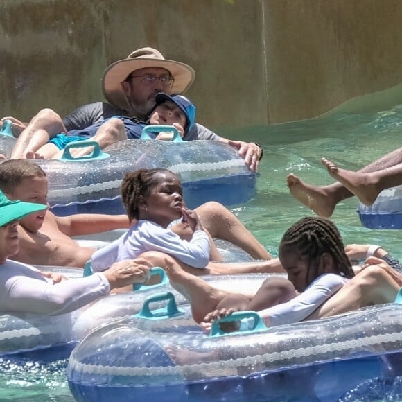 Exclusif - Charlize Theron et sa famille continuent leurs vacances à l'Atlantis Resort à Paradise Island, aux Bahamas. Charlize, sa mère Gerda et ses deux enfants, Jackson et August, ont fait une promenade sur la pittoresque Lazy River avant de plonger dans les eaux tropicales le 18 août 2018.