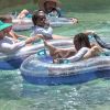 Exclusif - Charlize Theron et sa famille continuent leurs vacances à l'Atlantis Resort à Paradise Island, aux Bahamas. Charlize, sa mère Gerda et ses deux enfants, Jackson et August, ont fait une promenade sur la pittoresque Lazy River avant de plonger dans les eaux tropicales le 18 août 2018.