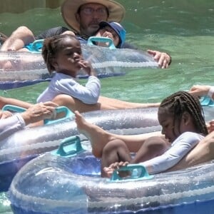 Exclusif - Charlize Theron et sa famille continuent leurs vacances à l'Atlantis Resort à Paradise Island, aux Bahamas. Charlize, sa mère Gerda et ses deux enfants, Jackson et August, ont fait une promenade sur la pittoresque Lazy River avant de plonger dans les eaux tropicales le 18 août 2018.