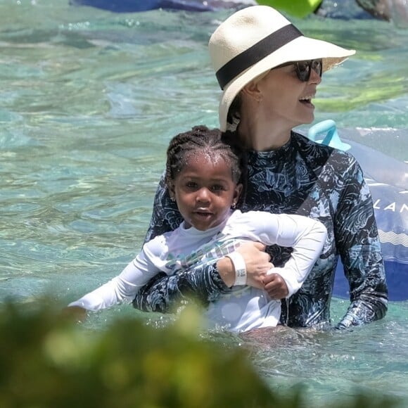 Exclusif - Charlize Theron et sa famille continuent leurs vacances à l'Atlantis Resort à Paradise Island, aux Bahamas. Charlize, sa mère Gerda et ses deux enfants, Jackson et August, ont fait une promenade sur la pittoresque Lazy River avant de plonger dans les eaux tropicales le 18 août 2018.