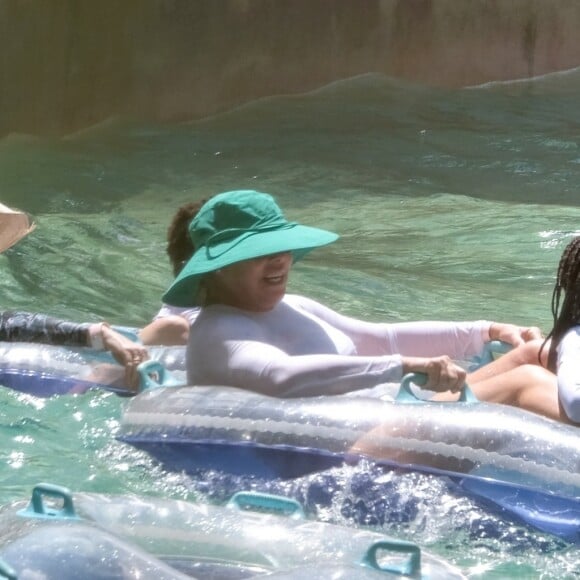 Exclusif - Charlize Theron et sa famille continuent leurs vacances à l'Atlantis Resort à Paradise Island, aux Bahamas. Charlize, sa mère Gerda et ses deux enfants, Jackson et August, ont fait une promenade sur la pittoresque Lazy River avant de plonger dans les eaux tropicales le 18 août 2018.