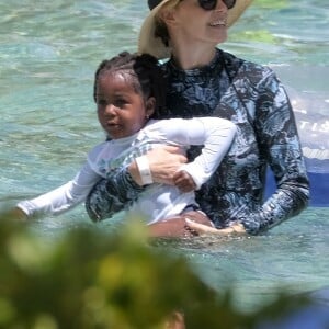 Exclusif - Charlize Theron et sa famille continuent leurs vacances à l'Atlantis Resort à Paradise Island, aux Bahamas. Charlize, sa mère Gerda et ses deux enfants, Jackson et August, ont fait une promenade sur la pittoresque Lazy River avant de plonger dans les eaux tropicales le 18 août 2018.