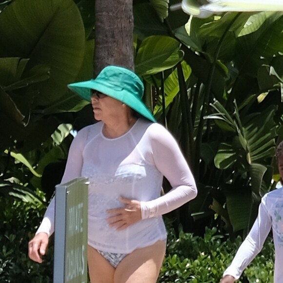 Exclusif - Charlize Theron et sa famille continuent leurs vacances à l'Atlantis Resort à Paradise Island, aux Bahamas. Charlize, sa mère Gerda et ses deux enfants, Jackson et August, ont fait une promenade sur la pittoresque Lazy River avant de plonger dans les eaux tropicales le 18 août 2018.