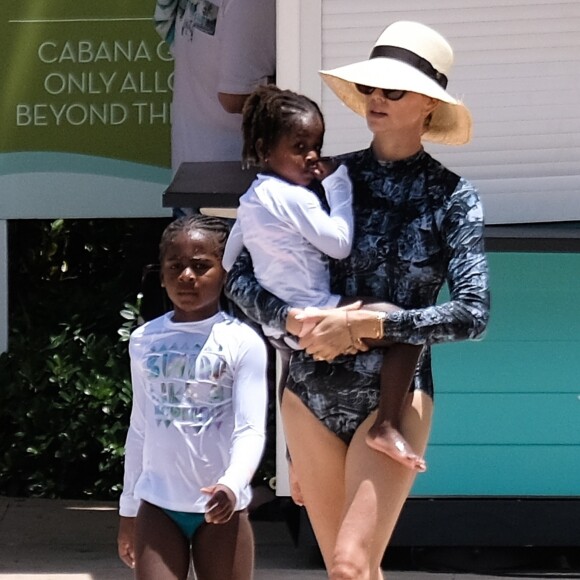 Exclusif - Charlize Theron et sa famille continuent leurs vacances à l'Atlantis Resort à Paradise Island, aux Bahamas. Charlize, sa mère Gerda et ses deux enfants, Jackson et August, ont fait une promenade sur la pittoresque Lazy River avant de plonger dans les eaux tropicales le 18 août 2018.