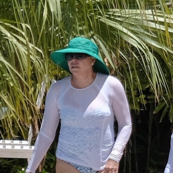 Exclusif - Charlize Theron et sa famille continuent leurs vacances à l'Atlantis Resort à Paradise Island, aux Bahamas. Charlize, sa mère Gerda et ses deux enfants, Jackson et August, ont fait une promenade sur la pittoresque Lazy River avant de plonger dans les eaux tropicales le 18 août 2018.