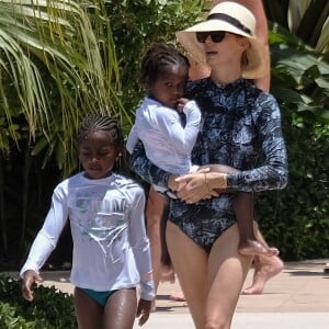 Exclusif - Charlize Theron et sa famille continuent leurs vacances à l'Atlantis Resort à Paradise Island, aux Bahamas. Charlize, sa mère Gerda et ses deux enfants, Jackson et August, ont fait une promenade sur la pittoresque Lazy River avant de plonger dans les eaux tropicales le 18 août 2018.