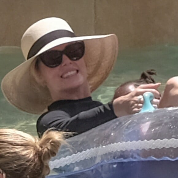 Exclusif - Charlize Theron passe des vacances avec ses enfants et sa mère au fabuleux Atlantis Bahamas Resort aux Bahamas, le 14 août 2018