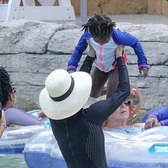 Exclusif - Charlize Theron passe des vacances avec ses enfants et sa mère au fabuleux Atlantis Bahamas Resort aux Bahamas, le 14 août 2018