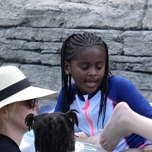 Exclusif - Charlize Theron passe des vacances avec ses enfants et sa mère au fabuleux Atlantis Bahamas Resort aux Bahamas, le 14 août 2018