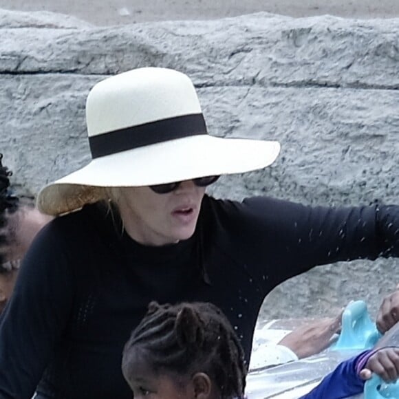 Exclusif - Charlize Theron passe des vacances avec ses enfants et sa mère au fabuleux Atlantis Bahamas Resort aux Bahamas, le 14 août 2018