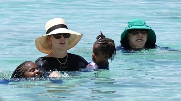 Charlize Theron : La star s'éclate à la plage avec ses adorables enfants