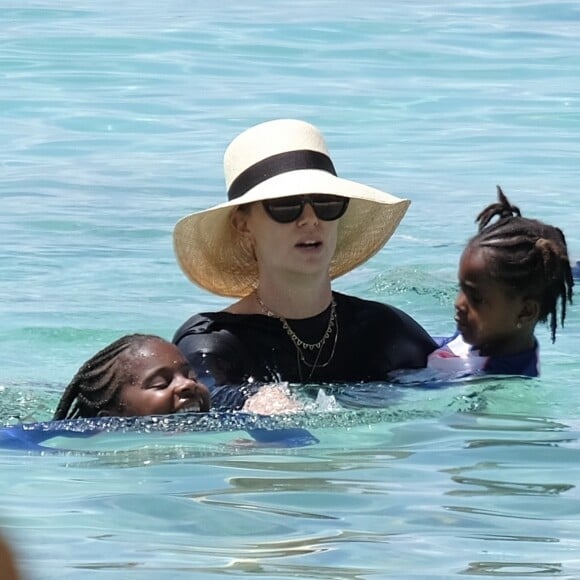 Exclusif - Charlize Theron passe des vacances avec ses enfants et sa mère au fabuleux Atlantis Bahamas Resort aux Bahamas, le 14 août 2018