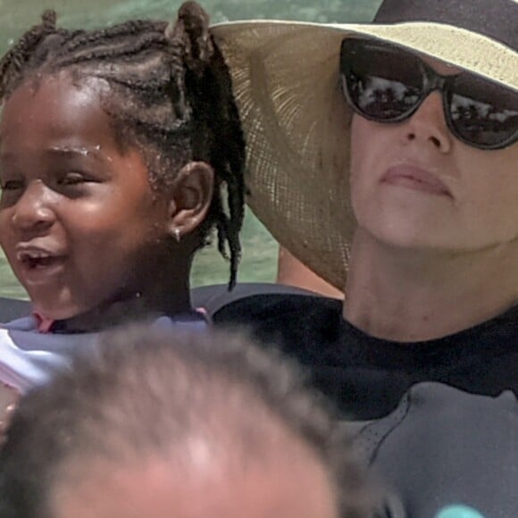 Exclusif - Charlize Theron passe des vacances avec ses enfants et sa mère au fabuleux Atlantis Bahamas Resort aux Bahamas, le 14 août 2018