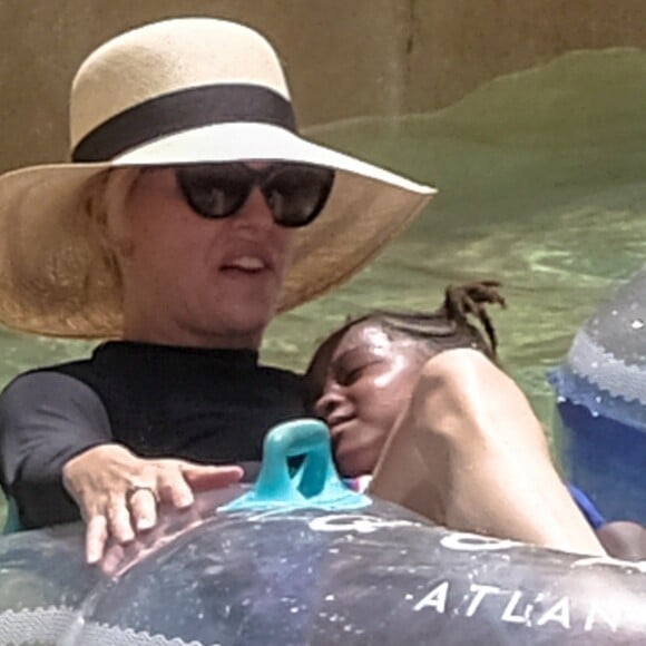 Exclusif - Charlize Theron passe des vacances avec ses enfants et sa mère au fabuleux Atlantis Bahamas Resort aux Bahamas, le 14 août 2018