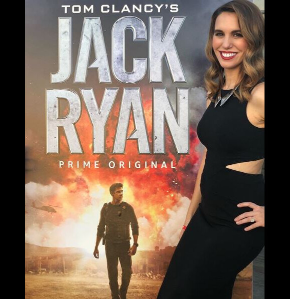 Christy Carlson Romano, enceinte, pose devant l'affiche de la série Jack Ryan pour Amazon Prime. Instagram, le 1er septembre 2018