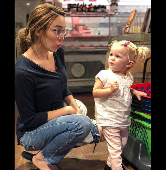 Christy Carlson Romano pose avec sa fille Isabella à Chicago, le 24 août 2018