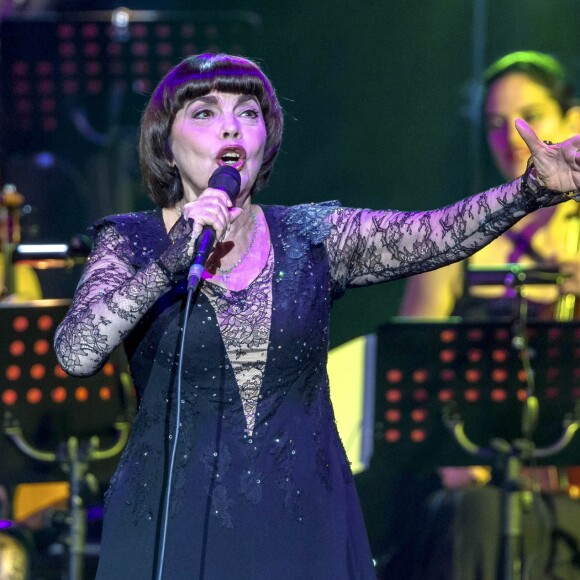 Mireille Mathieu en concert à Hanovre, en Allemagne, le 7 mai 2018