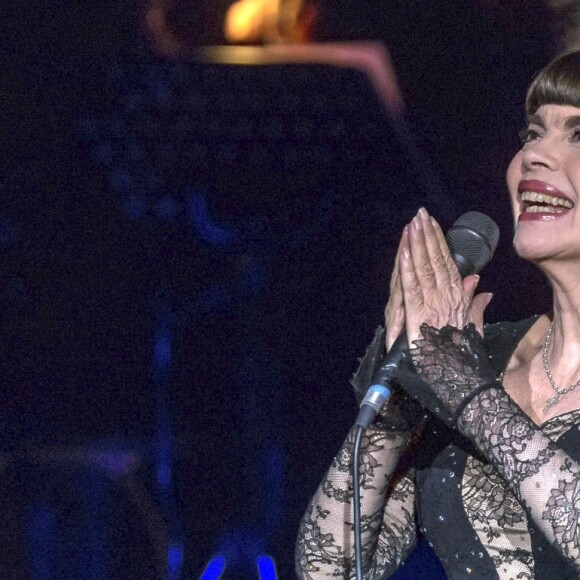 Mireille Mathieu en concert à Hanovre, en Allemagne, le 7 mai 2018