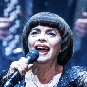 Mireille Mathieu en concert à Hanovre, en Allemagne, le 7 mai 2018