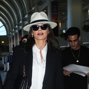 Michael Douglas et sa femme Catherine Zeta-Jones arrivent à l'aéroport de Los Angeles avec leurs enfants Dylan et Carys, le 16 août 2015.