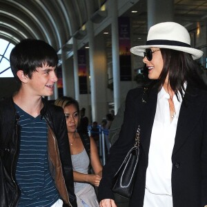 Michael Douglas et sa femme Catherine Zeta-Jones arrivent à l'aéroport de Los Angeles avec leurs enfants Dylan et Carys, le 16 août 2015.