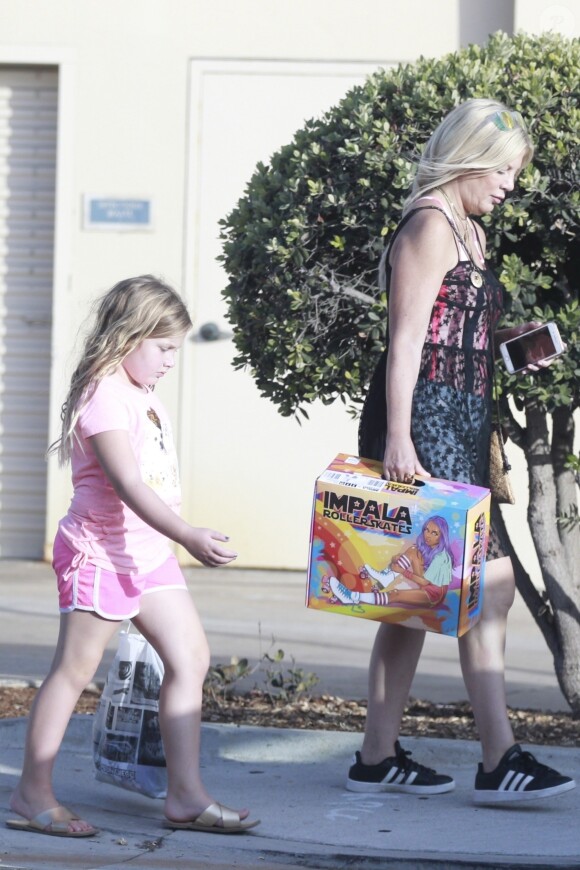 Exclusif - Tori Spelling est allée faire du shopping avec ses filles Hattie et Stella à Los Angeles.  Le 2 septembre 2018