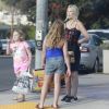 Exclusif - Tori Spelling est allée faire du shopping avec ses filles Hattie et Stella à Los Angeles.  Le 2 septembre 2018