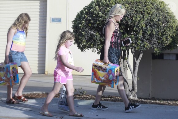 Exclusif - Tori Spelling est allée faire du shopping avec ses filles Hattie et Stella à Los Angeles.  Le 2 septembre 2018