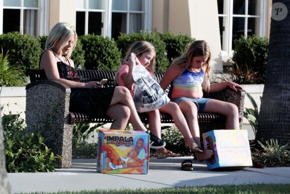Exclusif - Tori Spelling est allée faire du shopping avec ses filles Hattie et Stella à Los Angeles.  Le 2 septembre 2018