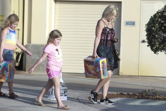 Exclusif - Tori Spelling est allée faire du shopping avec ses filles Hattie et Stella à Los Angeles.  Le 2 septembre 2018