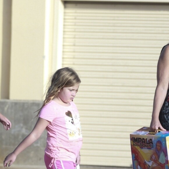 Exclusif - Tori Spelling est allée faire du shopping avec ses filles Hattie et Stella à Los Angeles.  Le 2 septembre 2018
