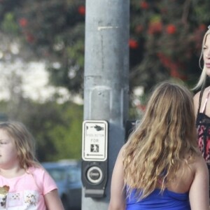 Exclusif - Tori Spelling est allée faire du shopping avec ses filles Hattie et Stella à Los Angeles.  Le 2 septembre 2018