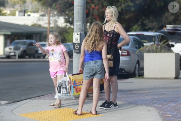Exclusif - Tori Spelling est allée faire du shopping avec ses filles Hattie et Stella à Los Angeles.  Le 2 septembre 2018